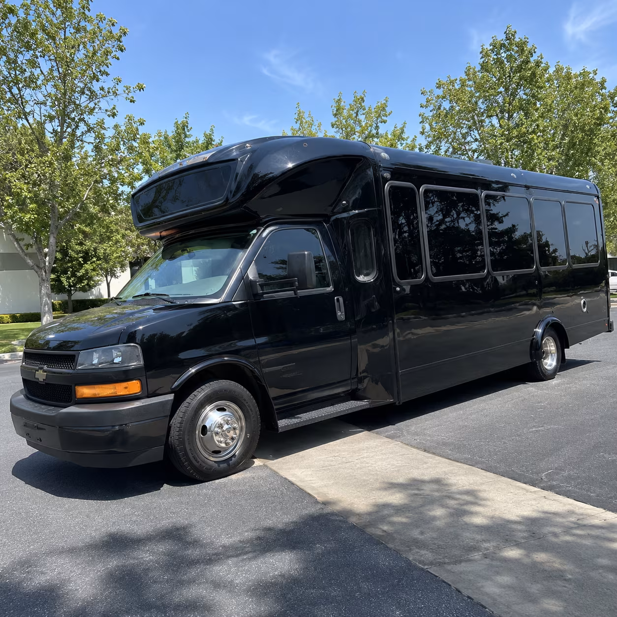 midland 15 passenger party bus